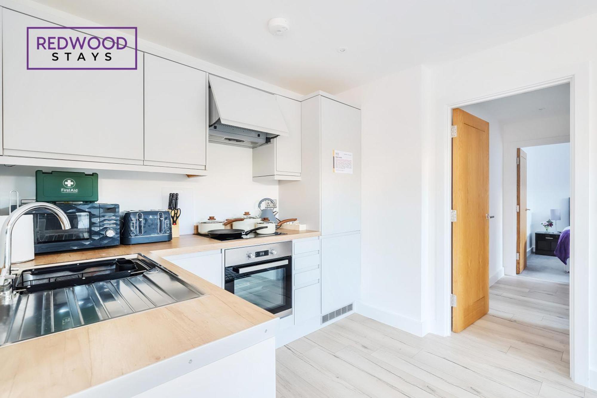 Modern Serviced Apartments For Contractors & Families With Free Parking, Wifi & Netflix By Redwood Stays Basingstoke Exterior photo