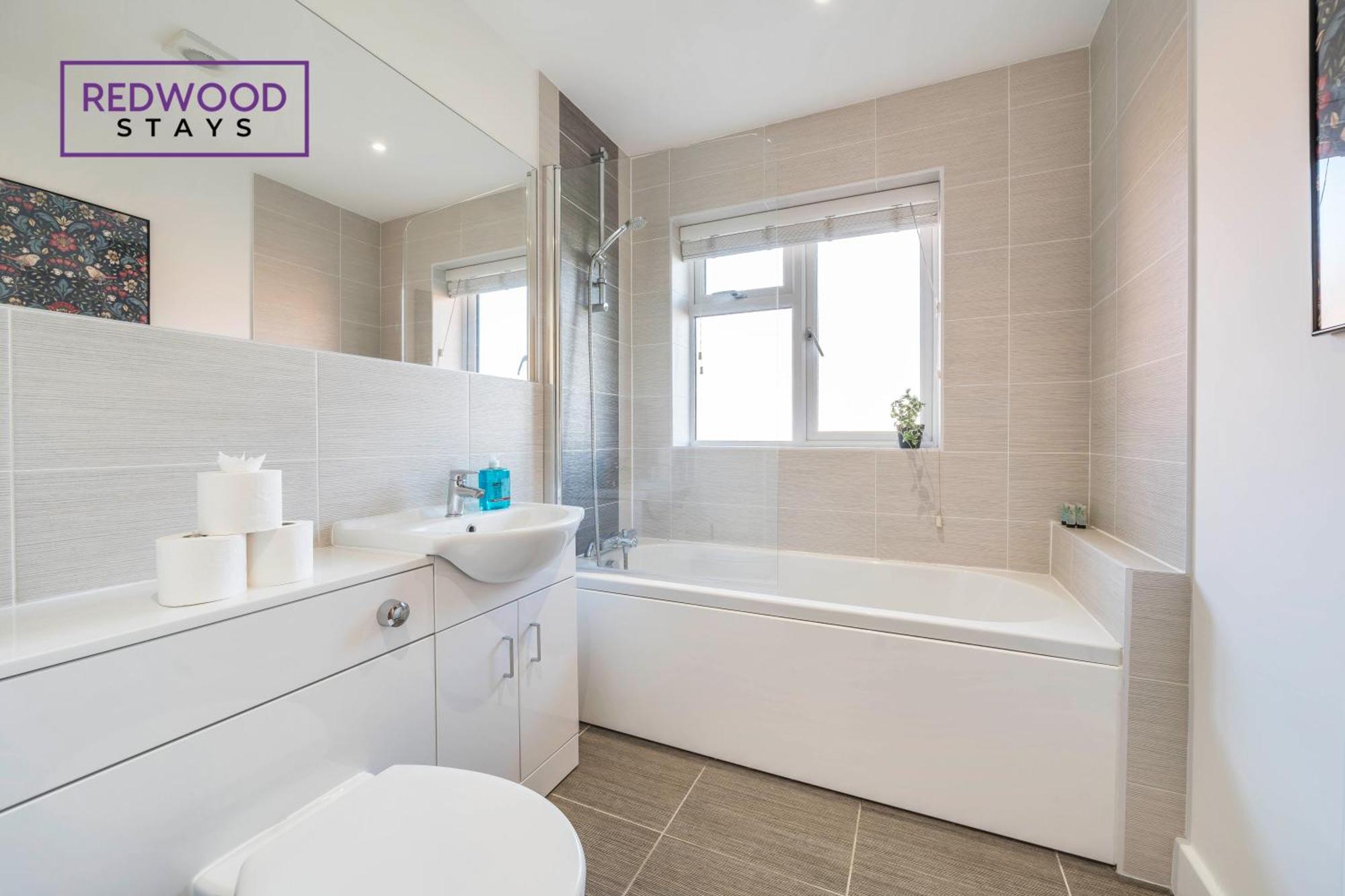 Modern Serviced Apartments For Contractors & Families With Free Parking, Wifi & Netflix By Redwood Stays Basingstoke Exterior photo