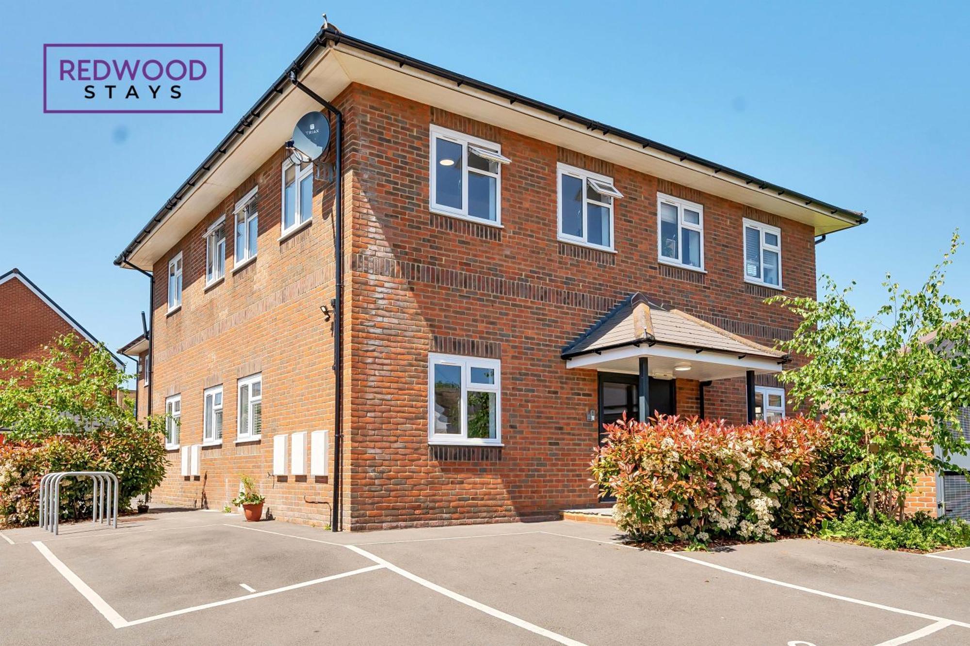 Modern Serviced Apartments For Contractors & Families With Free Parking, Wifi & Netflix By Redwood Stays Basingstoke Exterior photo